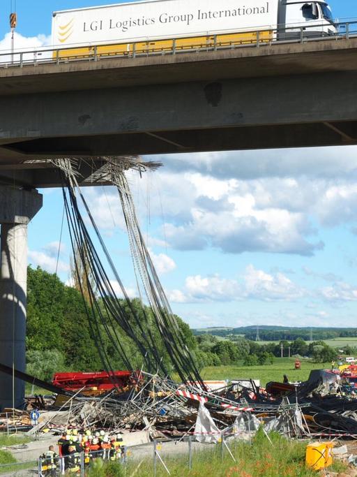 Ein eingestürztes Gerüst liegt am 15.06.2016 unter einer Autobahnbrücke bei Werneck (Bayern).