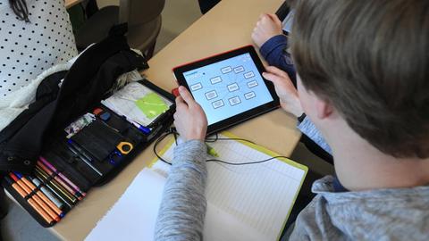 Mit einem speziellen Tablet arbeitet ein Schüler am "Tag des digitalen Lernens" am Ökumenischen Domgymnasium in Magdeburg.