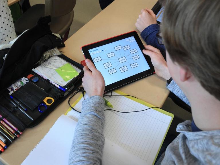 Mit einem speziellen Tablet arbeitet am 20.02.2015 ein Schüler am "Tag des digitalen Lernens" am Ökumenischen Domgymnasium in Magdeburg (Sachsen-Anhalt).