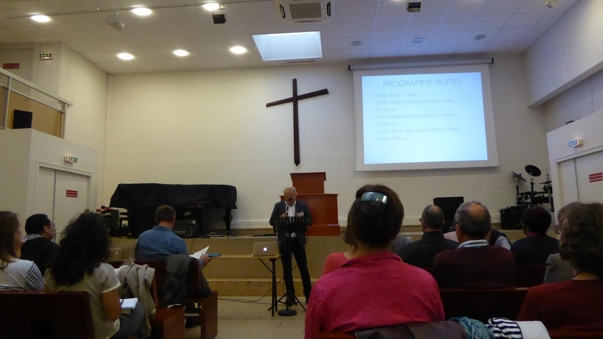 CNEF-Vizepräsident Daniel Liechti begrüßt Protestanten zu einer Fortbildung des Dachverbands der Evangelikalen Kirchen in Frankreich (CNEF) in Lyon.