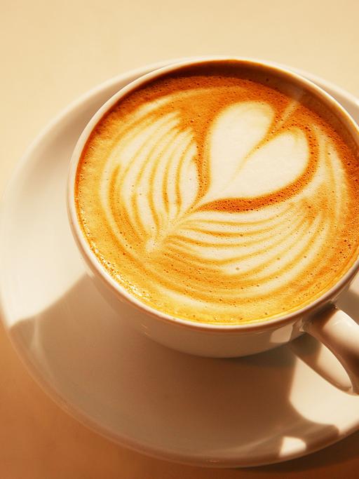 Ein Herz ist im Milchschaum auf einem Caffe Latte zu sehen