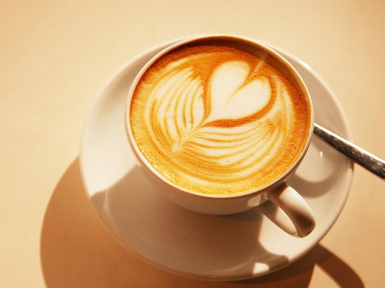 Ein Herz ist im Milchschaum auf einem Caffe Latte zu sehen