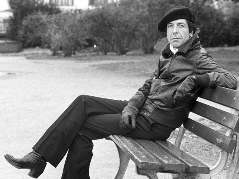 Leonard Cohen sitzt auf einer Bank