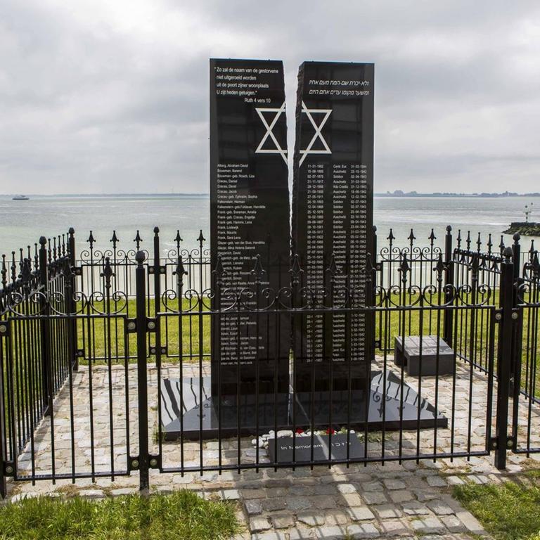 Denkmal für die im zweiten Weltkrieg ermorderten Juden am sogenannten Uncle Beach mit der Oranjemühle in Vlissingen ( Zeeland/Niederlande )
