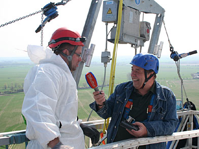 Peter Marx unterhält sich in luftiger Höhe mit einem Mitarbeiter von Rotor Energy