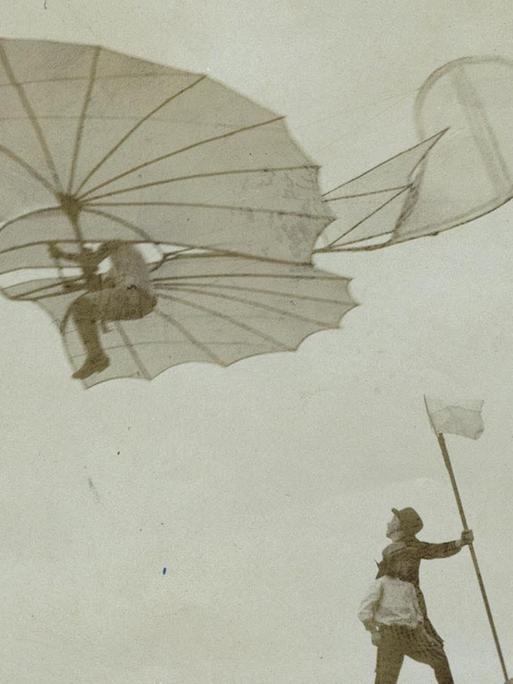 1893 hatte Lilienthal auf der Maihöhe in Steglitz eine Fliegestation errichtet, die als Absprungstation und Gleiterschuppen diente. Er testete dort Flügel in Fledermausform.