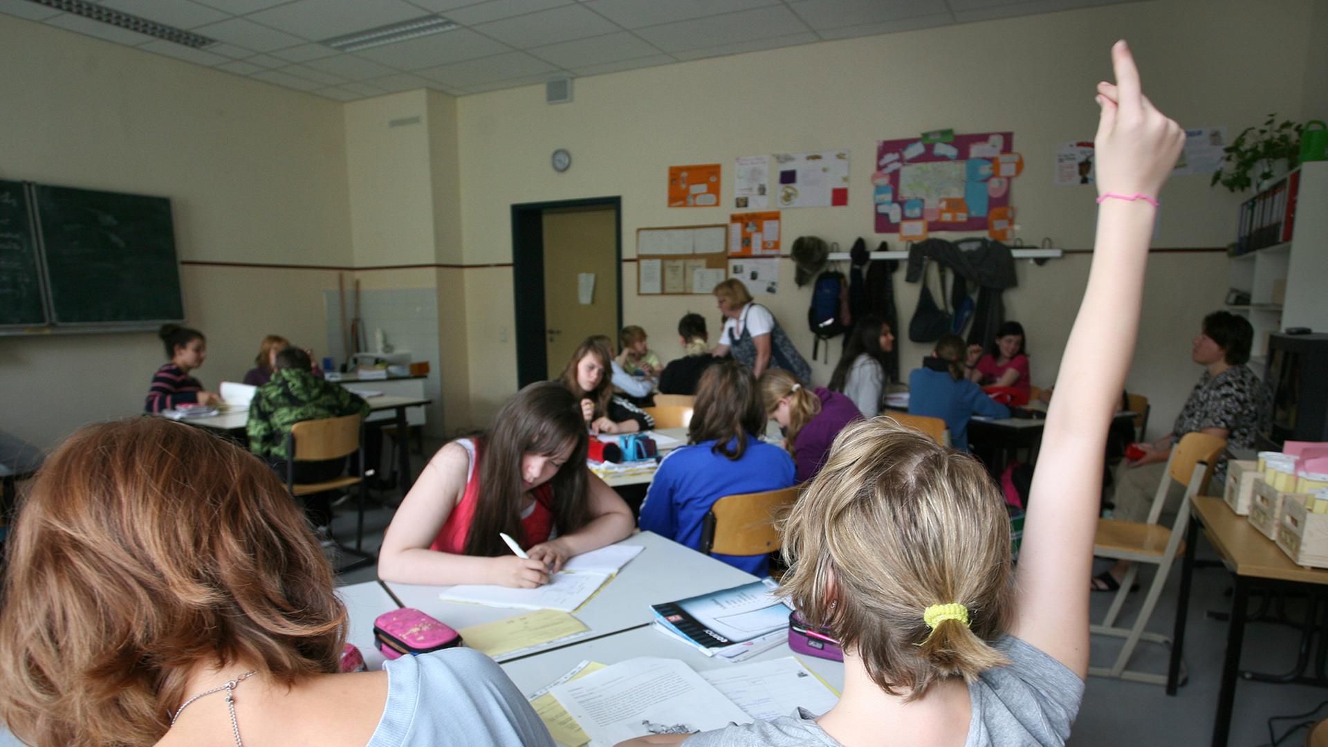 Schüler sitzen in einer Schulklasse. 