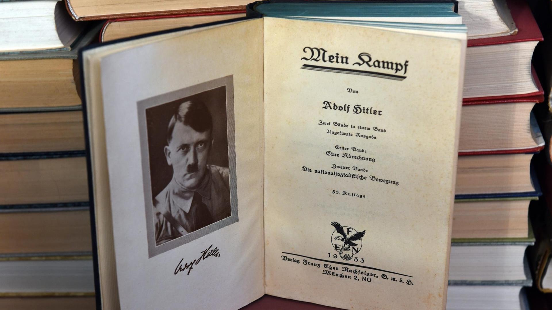Das geöffnete Buch von Adolf Hitlers Propagandaschrift "Mein Kampf" steht in einem Bücherregal.