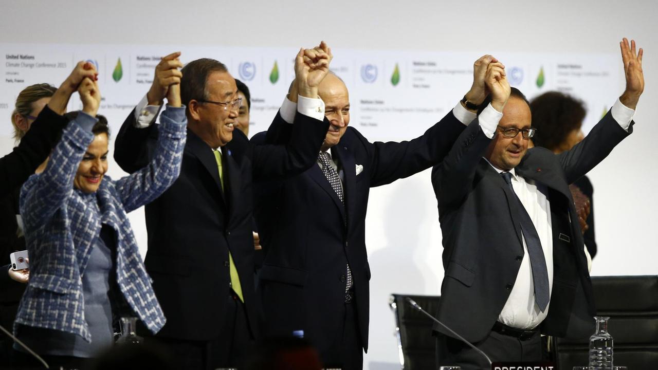 Bild aus dem Jahr 2015: Der damalige französche Präsident Francois Hollande, der damalige französche Außenminister Laurent Fabius, die damalige Klimachefin der UN, Christiana Figueres und der damalige Generalsekretär der Vereinten Nationen Ban Ki-Moon feiern das Pariser Klimaabkommen.