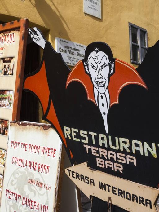 Ein Schild in der rumänischen Stadt Sighișoara weist den Weg zu einem Dracula-Restaurant.