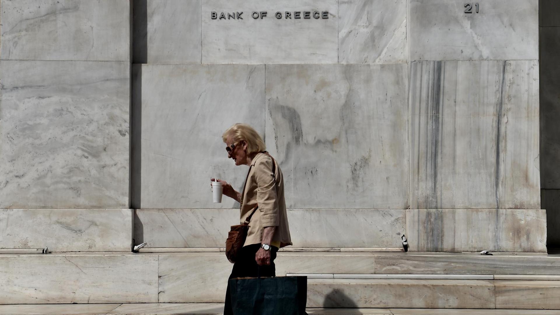 Eine Frau vor der Zentrale der griechischen Notenbank in Athen