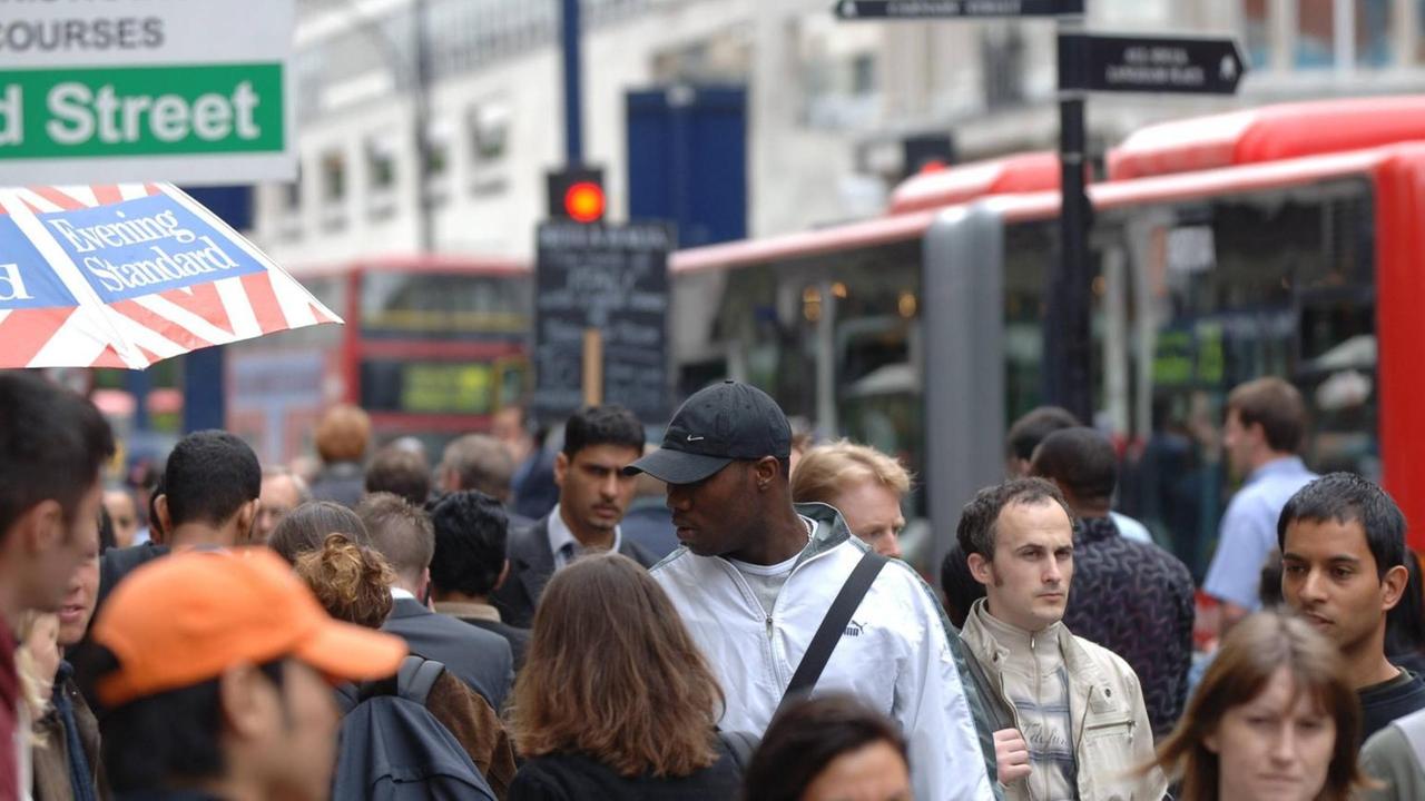 Multikulturelles Treiben auf den Straßen Londons.