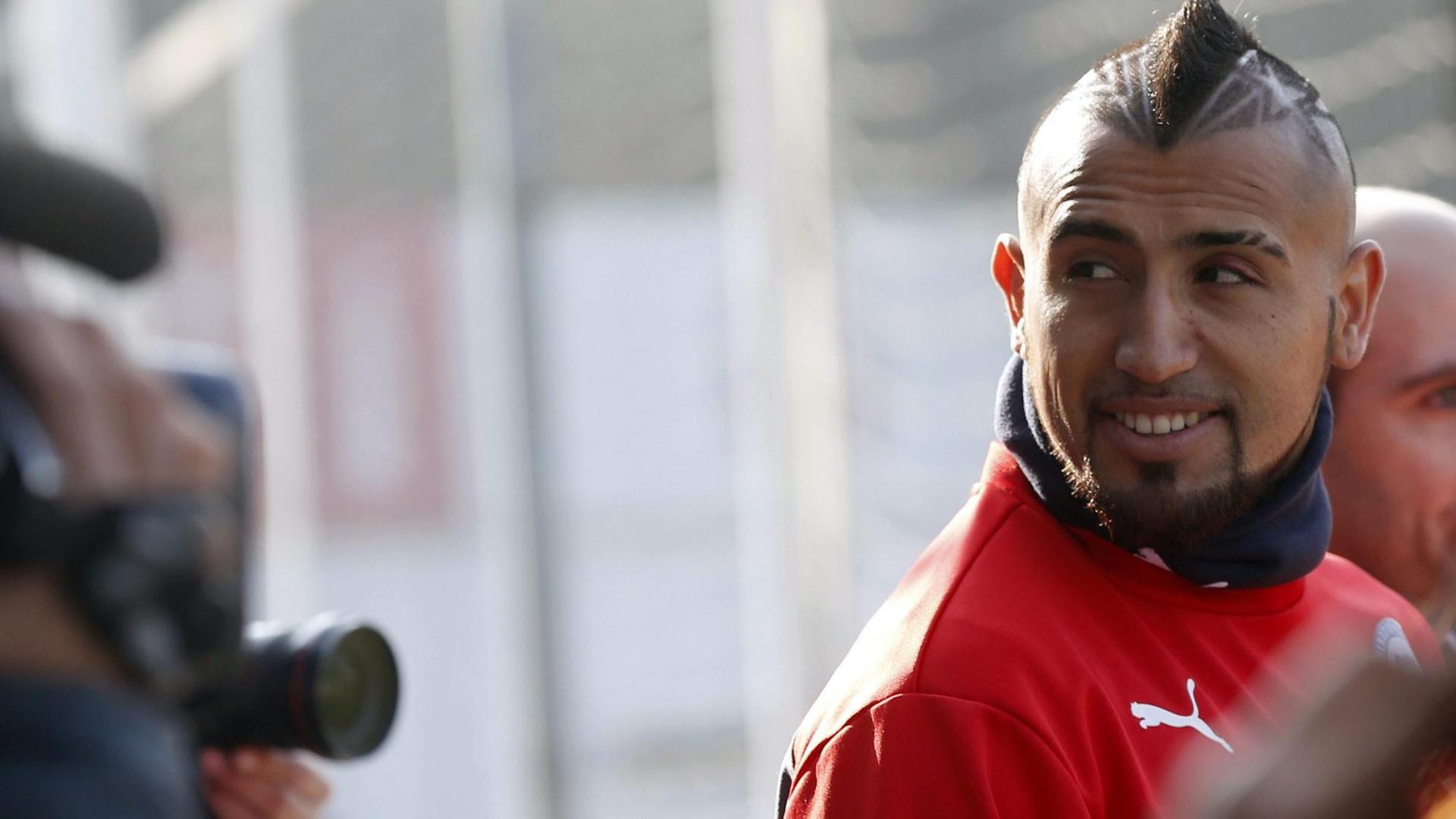 Der Fußballer Arturo Vidal umringt von Journalisten Der Fußballer Arturo Vidal umringt von Journalisten