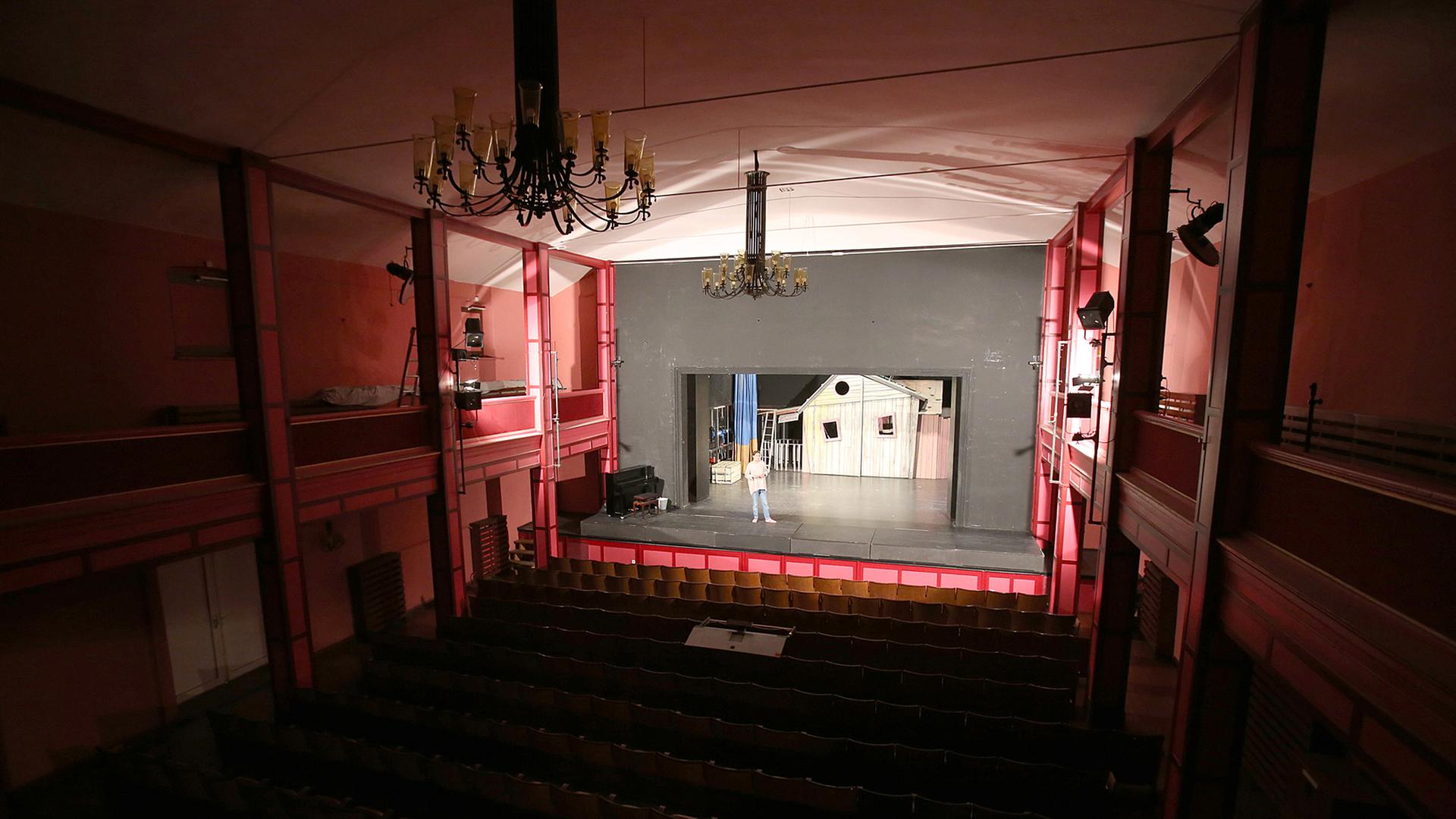 Dramaturgin Katja Mickan auf der gesperrten Hauptbühne des Mecklenburgischen Landestheaters Parchim.