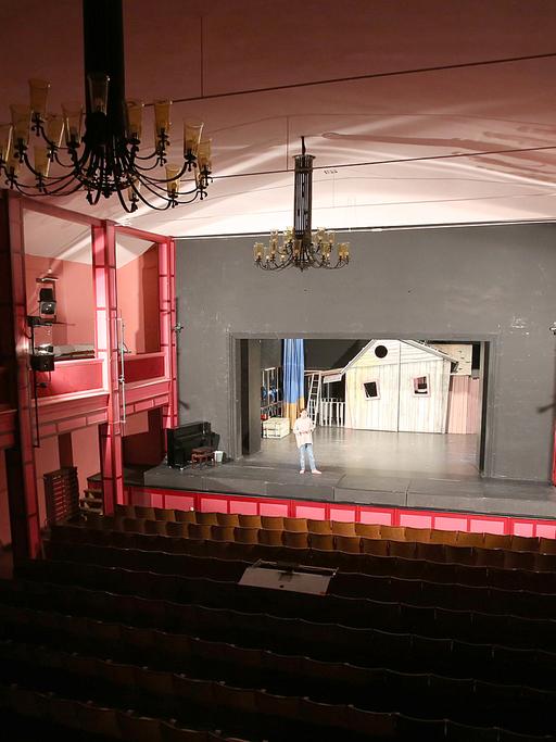 Dramaturgin Katja Mickan auf der gesperrten Hauptbühne des Mecklenburgischen Landestheaters Parchim.
