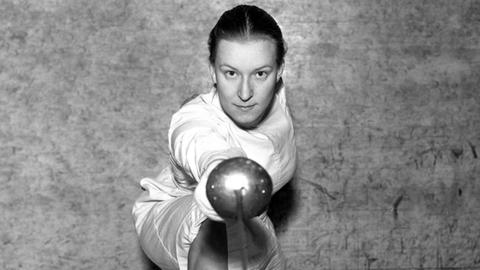 Helene Mayer zeigt einen Ausfall in Richtung Kamera.