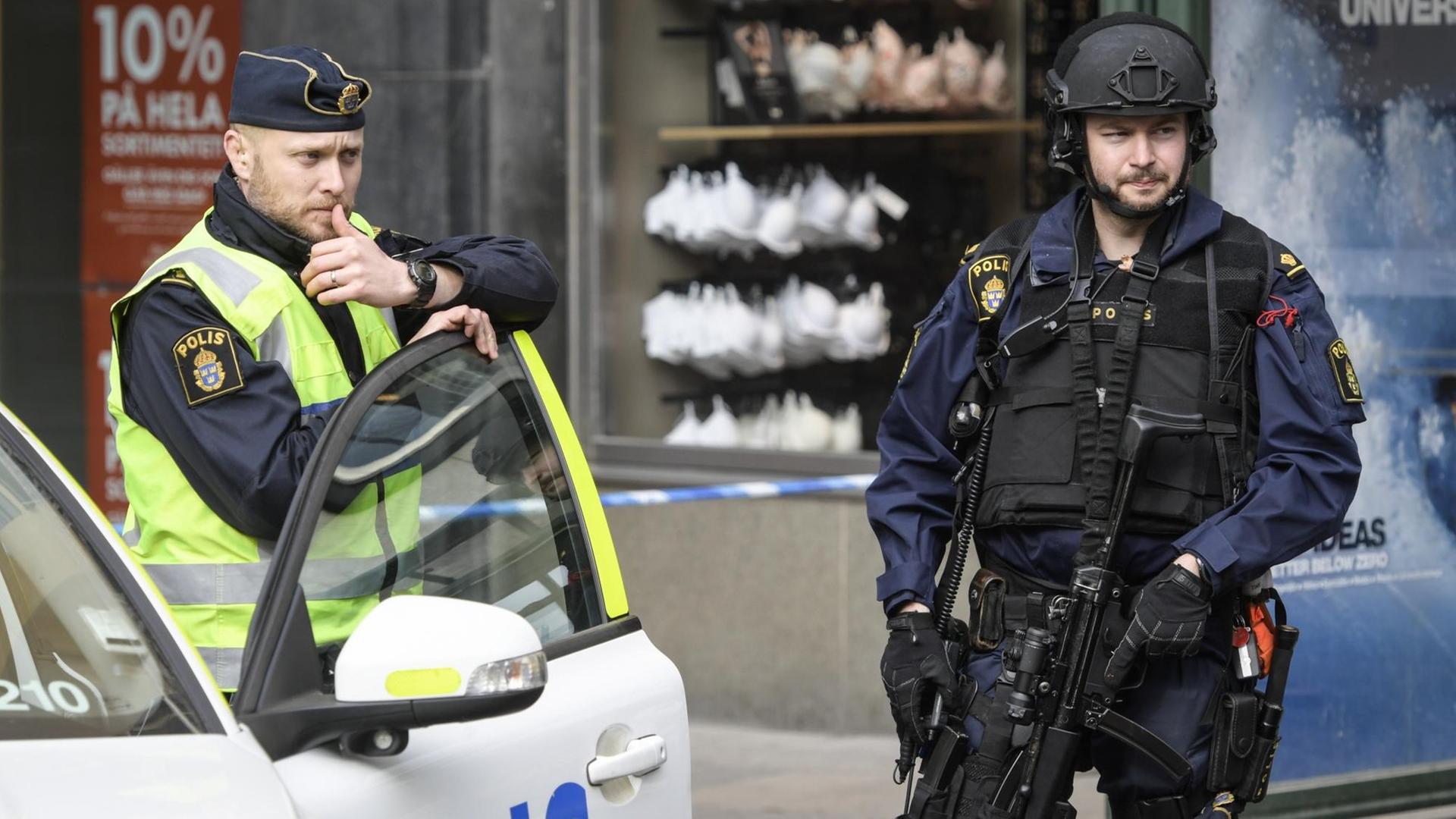 Schwedische Polizeibeamte sichern in Stockholm den Ort des LKW-Anschlags vom Vortag.