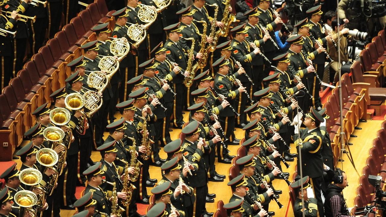 Eine chinesische Militärkapelle spielt zur Eröffnung des Nationalen Volkskongresses im März 2015 in Peking die Nationalhymne Chinas