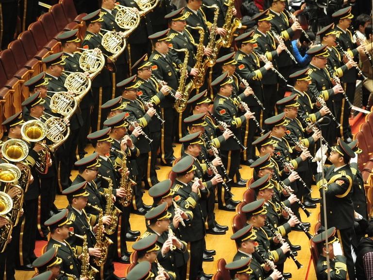 Eine chinesische Militärkapelle spielt zur Eröffnung des Nationalen Volkskongresses im März 2015 in Peking die Nationalhymne Chinas
