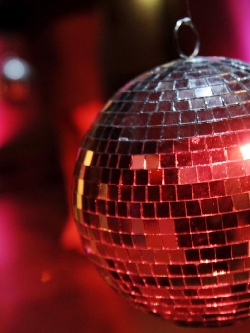 Eine Discokugel, aufgenommen am 04.12.2012 in München (Bayern)