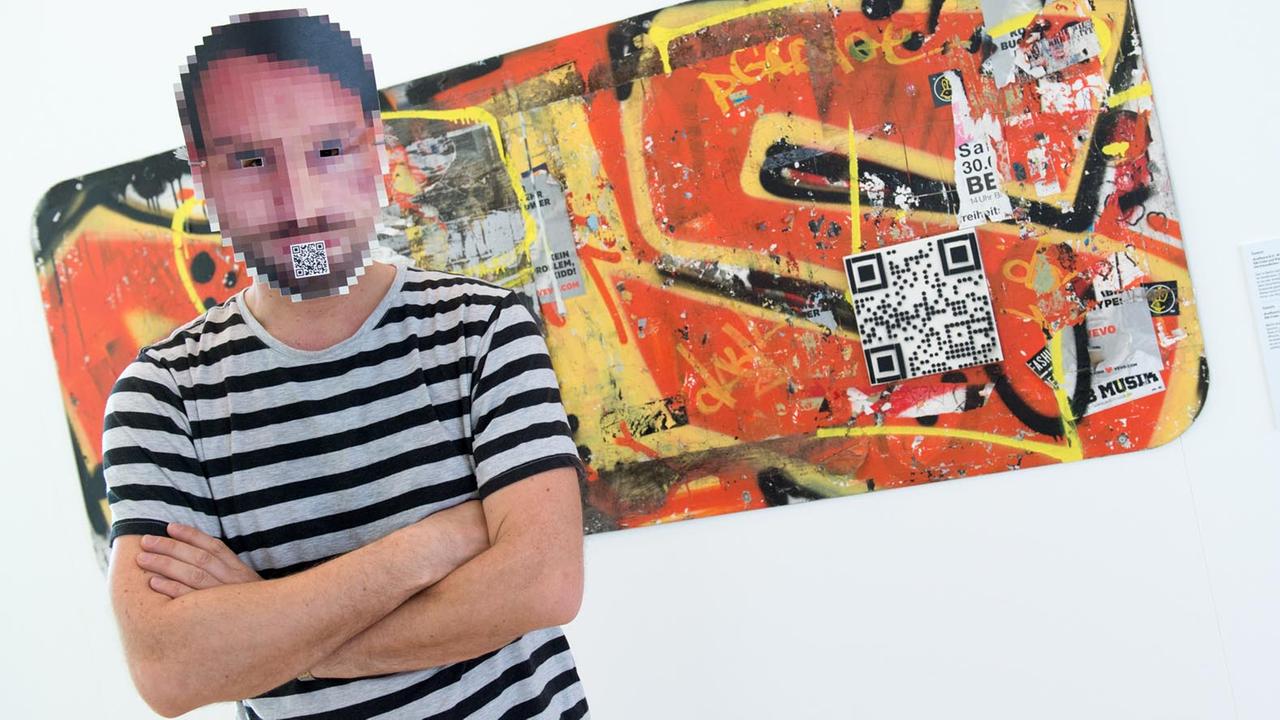 Der Berliner Sprayer Sweza am 21.04.2015 im Museum für Angewandte Kunst in Frankfurt am Main vor einem seiner Werke.