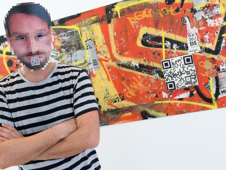 Der Berliner Sprayer Sweza am 21.04.2015 im Museum für Angewandte Kunst in Frankfurt am Main vor einem seiner Werke.