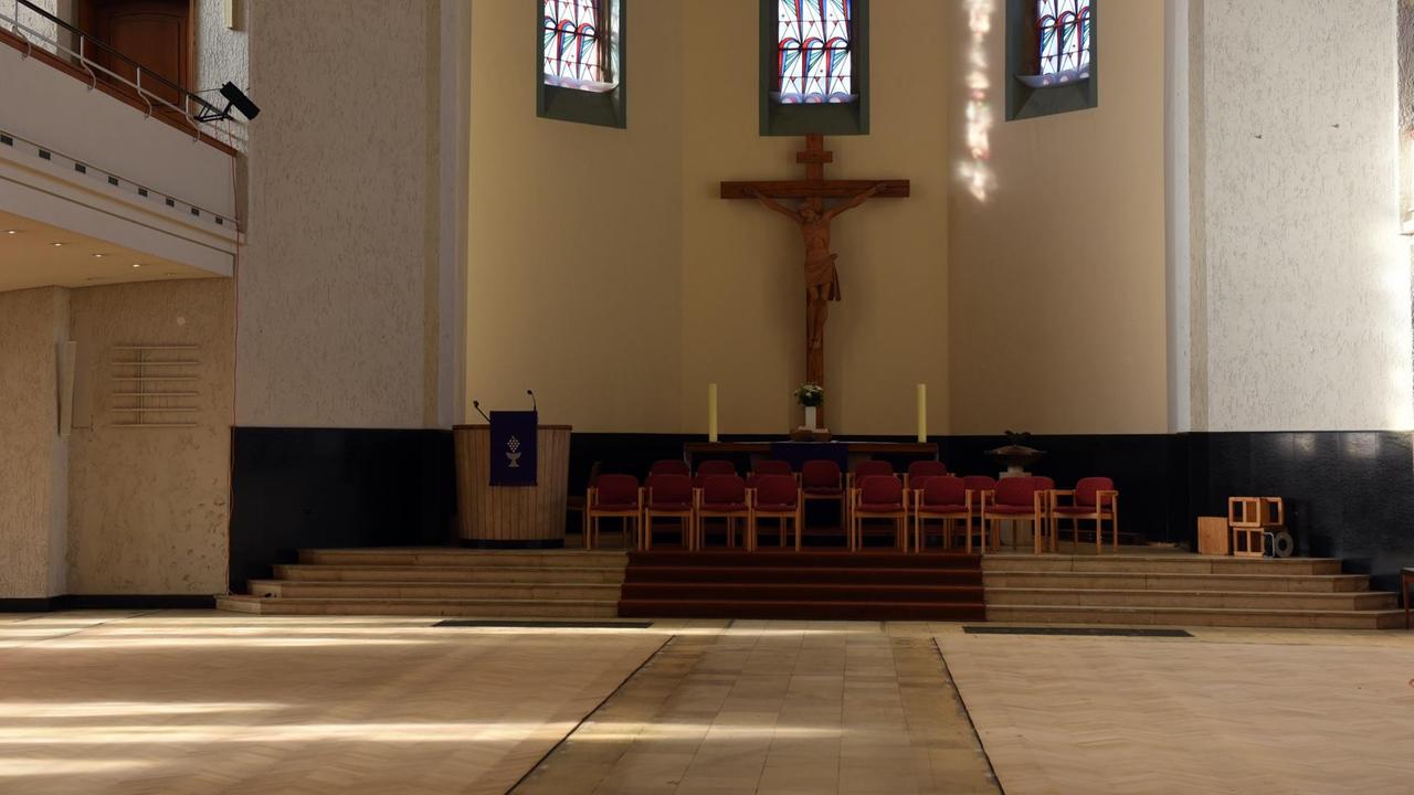 Ohne Sitzbänke ist am 19.02.2015 in Düsseldorf (Nordrhein-Westfalen) die evangelische Christuskirche. 