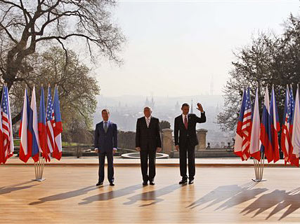 Der russische Präsident Medwedew, Tschechiens Staatsoberhaupt Klaus und US-Präsident Obama in Prag