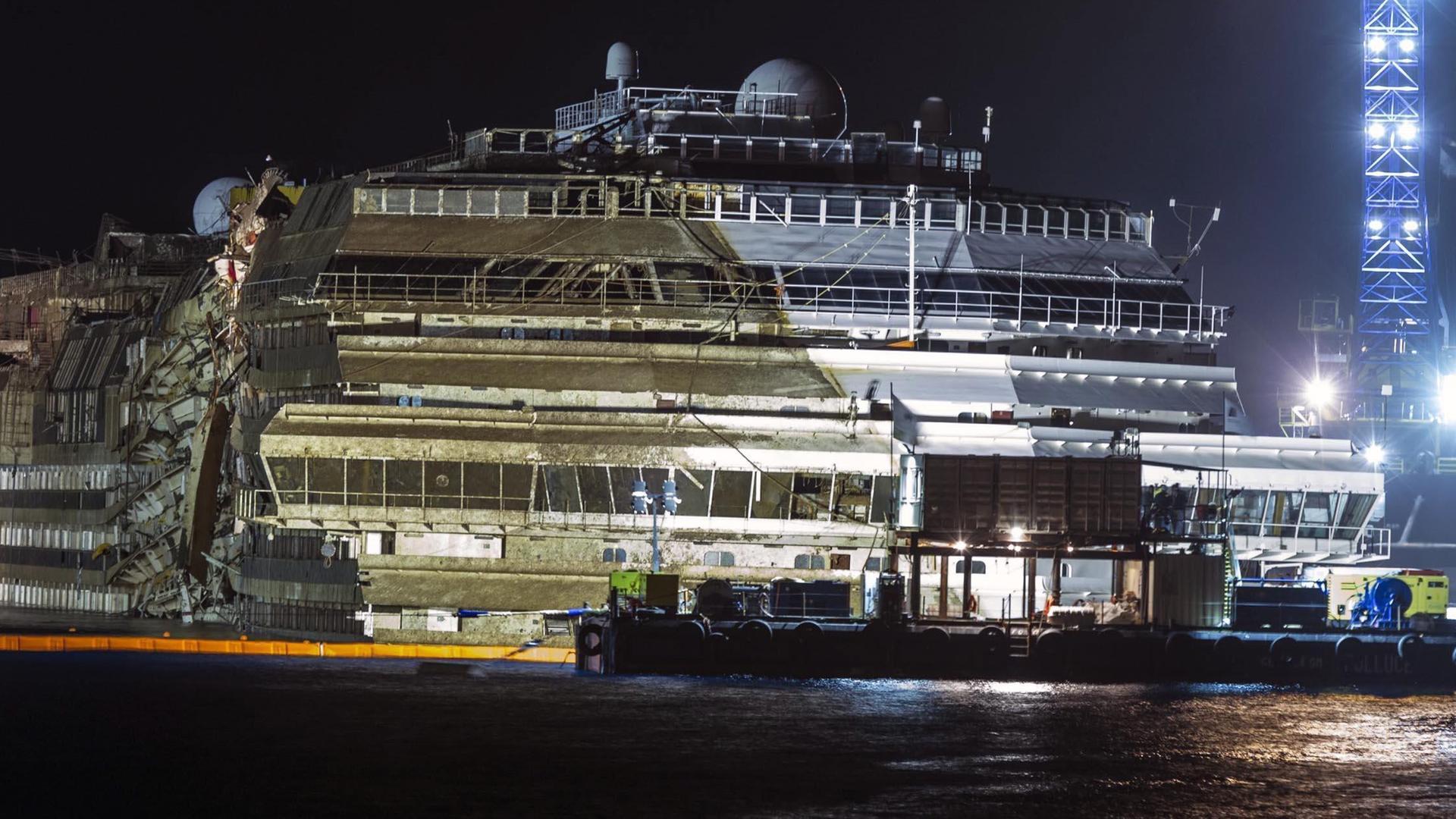 Das Kreuzfahrt-Schiff Costa Concordia wird aufgerichtet.