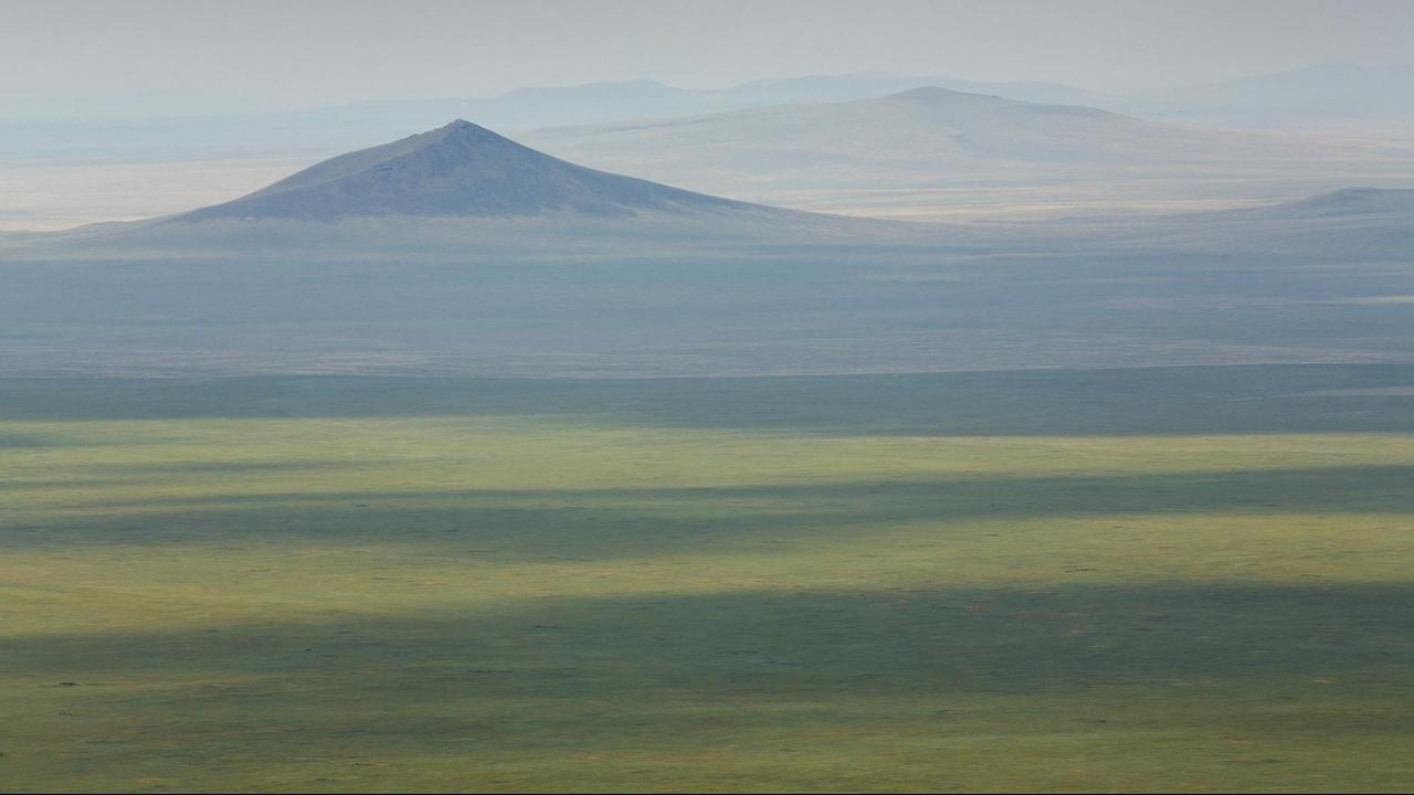 Gemäßtiges Grasland: Steppe (Mongolei) Unendlich erscheint das Grasland der Mongolei. Was von weitem betrachtet öde aussieht, bietet Lebensraum für unzählige Tierarten (9).