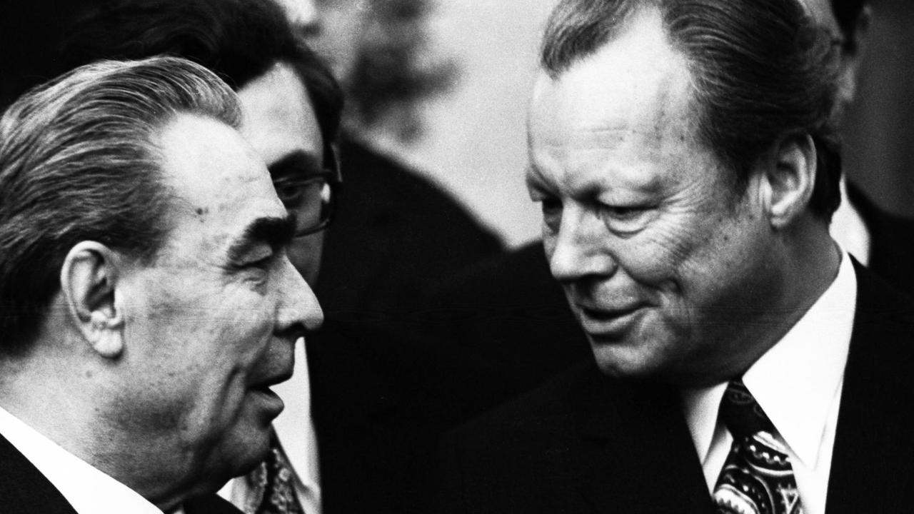 Der sowjetische Generalsekretär Leonid Breschnew (l) und Bundeskanzler Willy Brandt im Gespräch 