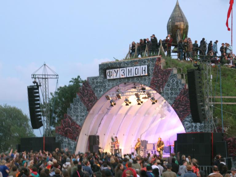 Bühne beim Fusion-Festival in Lärz 2011