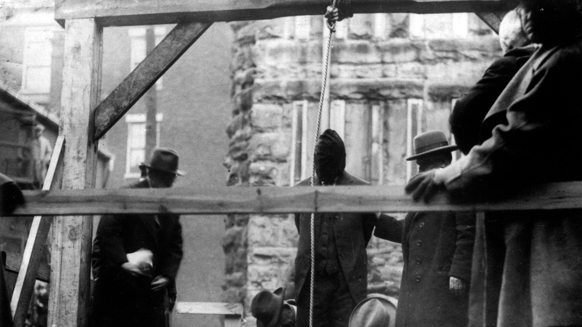 Zeitgenössisches SW-Foto: Am 5.3.1926 wird im Gefängnis in Lexington im US-Bundesstaat Kentucky Ed Harris (M, mit Kapuze) unter Ausschluss der Öffentlichkeit gehängt. Er war wegen Vergewaltigung und Mord an einer jungen Frau verurteilt worden.