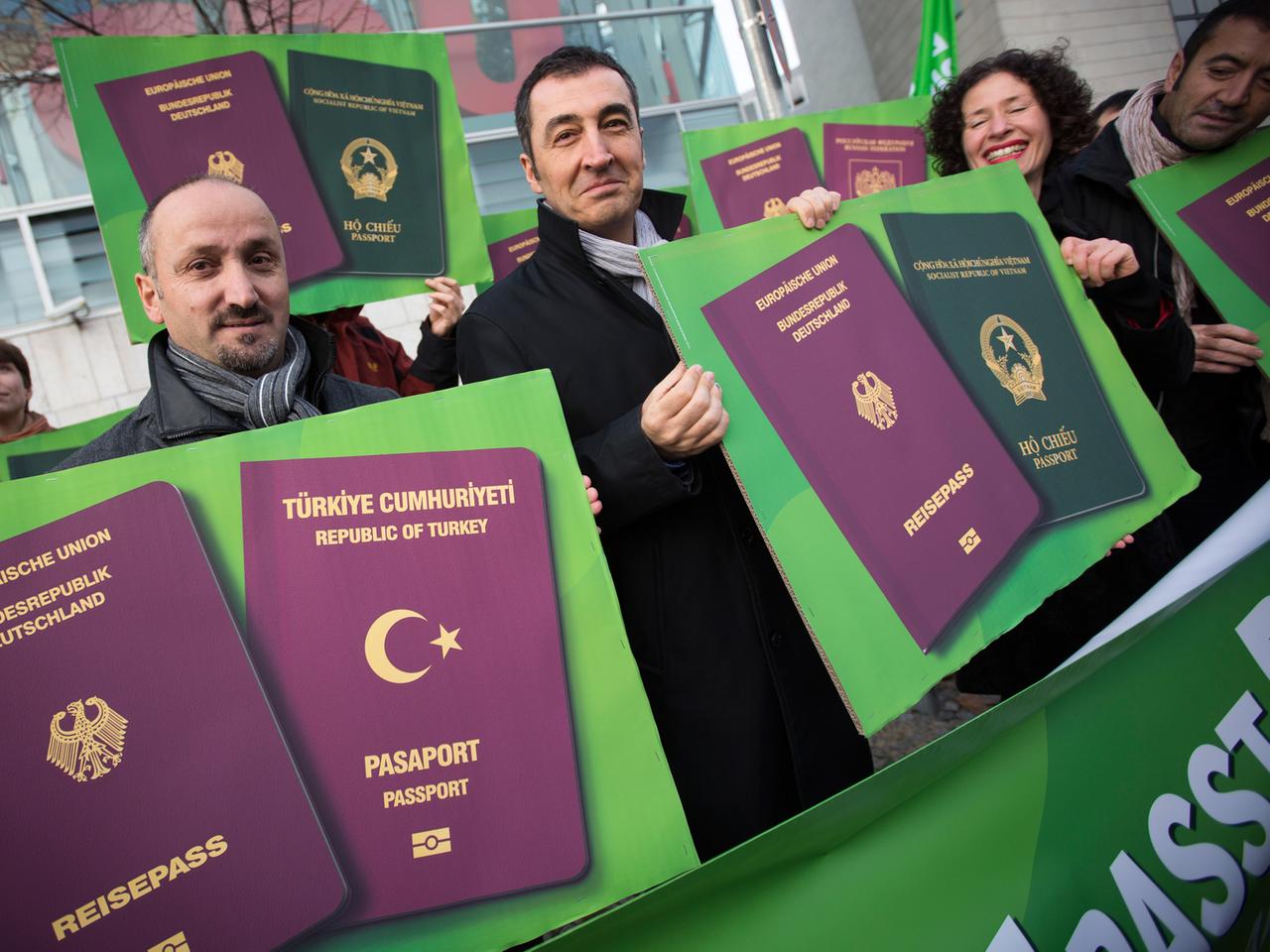 Der Bundesvorsitzende der Grünen Cem Özdemir (Mitte) wirbt in Berlin mit anderen Aktivisten für die Doppelte Staatsbürgerschaft.