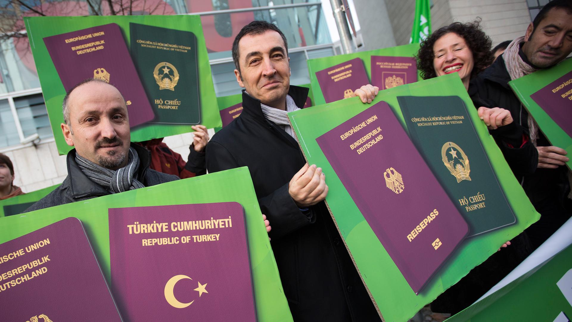 Der Bundesvorsitzende der Grünen Cem Özdemir (Mitte) wirbt in Berlin mit anderen Aktivisten für die Doppelte Staatsbürgerschaft.