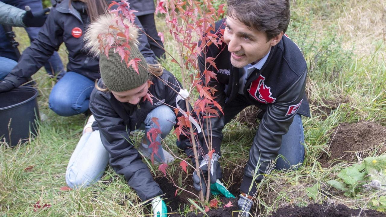 Baumpflanzaktion von Premier Justin Trudeau mit Tochter Ella-Grace während des Wahlkampfs
