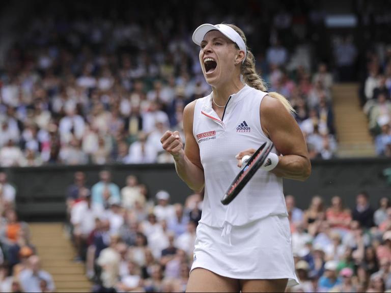 Das Bild zeigt die deutsche Tennisspielerin Angelique Kerber. Sie freut sich über ihr erfolgreiches Viertelfinale gegen die Russin Daria Kasatkina in Wimbledon.