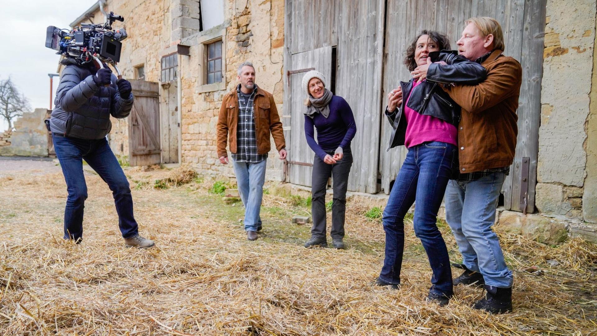 Vier Schauspieler proben bei Dreharbeiten zur Krimi-Serie "Tatort" eine Szene in einem Bauernhof.