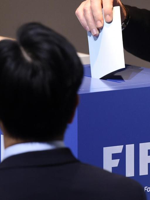 Die Delegierten werfen auf dem Kongress in Zürich ihre Stimmzettel bei der Wahl für den FIFA-Präsidenten ein.