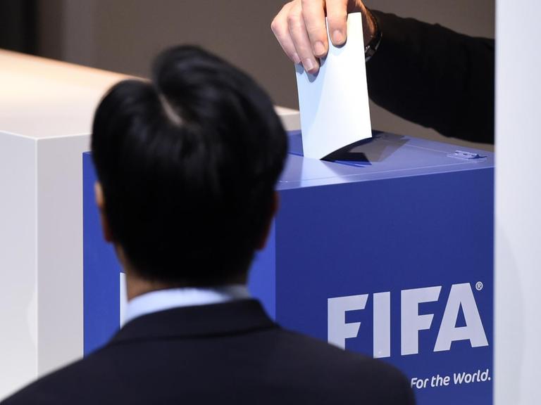 Die Delegierten werfen auf dem Kongress in Zürich ihre Stimmzettel bei der Wahl für den FIFA-Präsidenten ein.