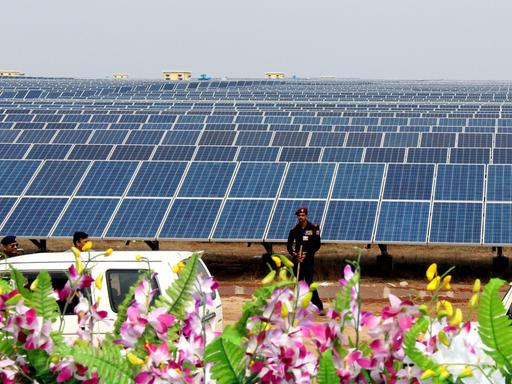 Blick auf ein Feld aus Sonnenkollektoren in Bhagwanpur in Indien.