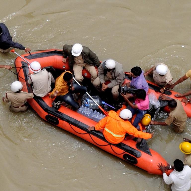 Bengaluru, Indien: Menschen versuchen sich in einem Schlauchboot vor den Fluten zu retten.