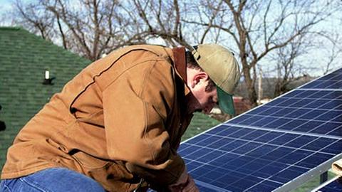 Demnächst von der Rolle? Solarzellen auf einem Dach in North Little Rock, USA