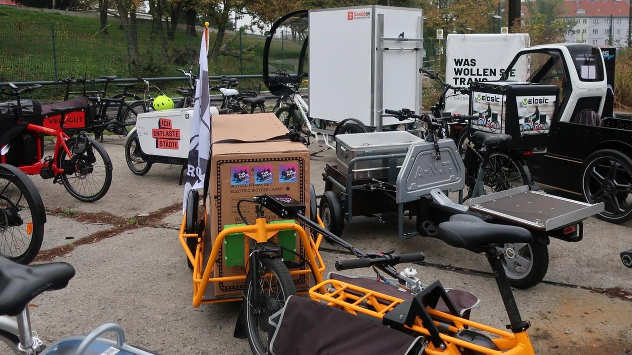 Lastenräder stehen dicht an dicht auf einem Parkplatz.