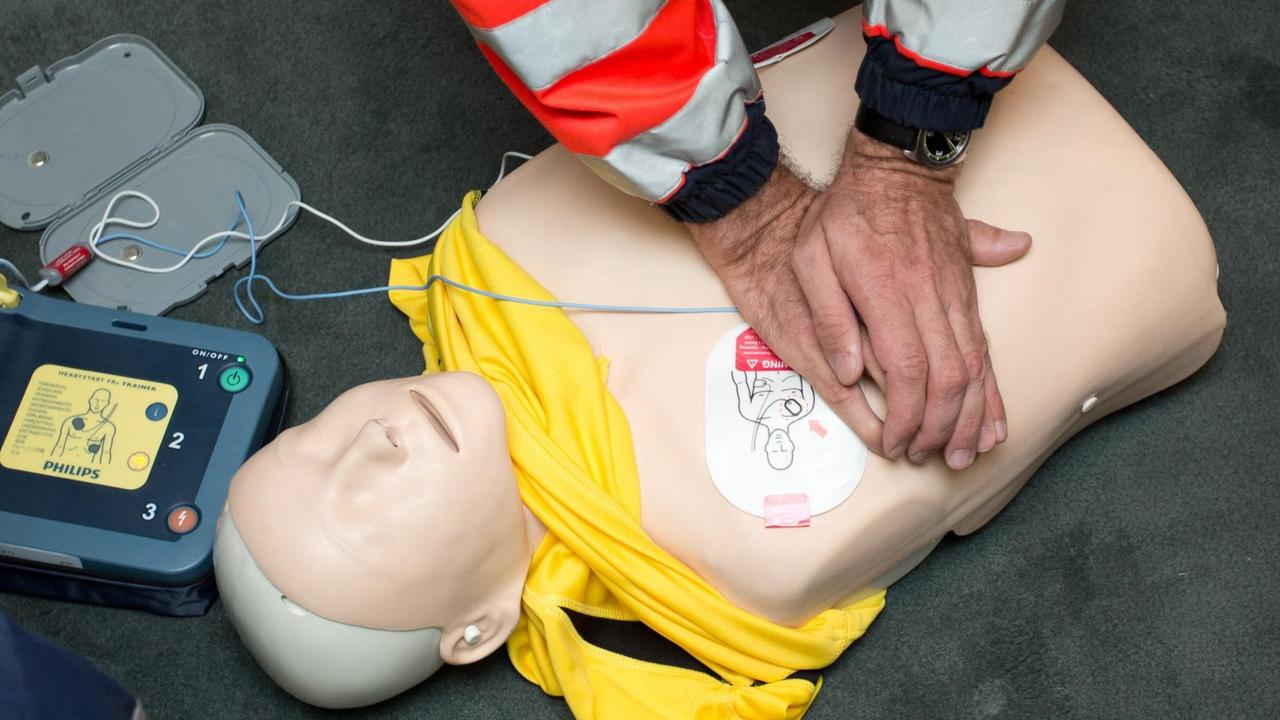 Ein Rettungssanitäter demonstriert eine Herzdruckmassage.