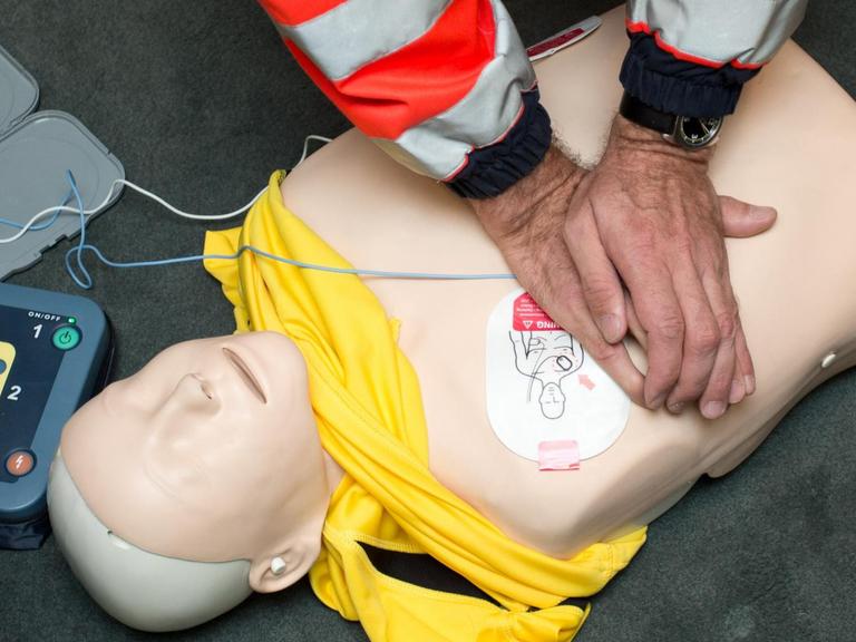 Ein Rettungssanitäter der Berliner Feuerwehr demonstriert eine Herzdruckmassage.