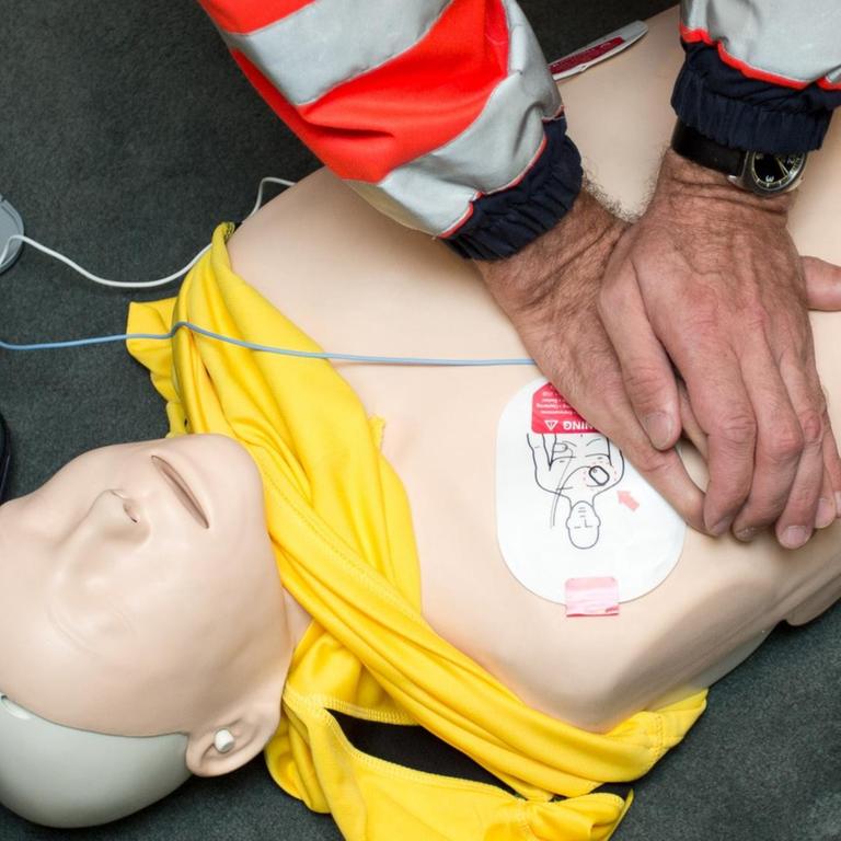 Ein Rettungssanitäter der Berliner Feuerwehr demonstriert eine Herzdruckmassage.