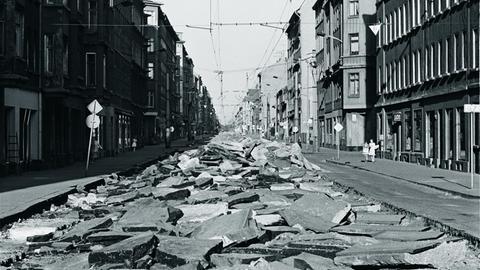 Blick auf die aufgebrochen Ernst-Thälmann-Straße in Leipzig, in der im Mai 1990 das Gleisbett ausgetauscht wurde.