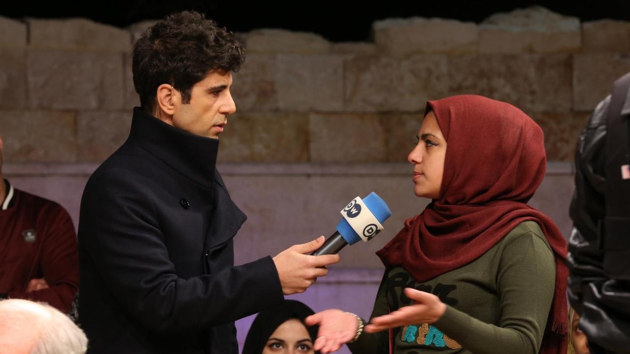 Moderator Jafaar Abdul Karim interviewt in der Sendung "Shabab Talk" eine junge Frau zum Thema "Sexuelle Belästigung"