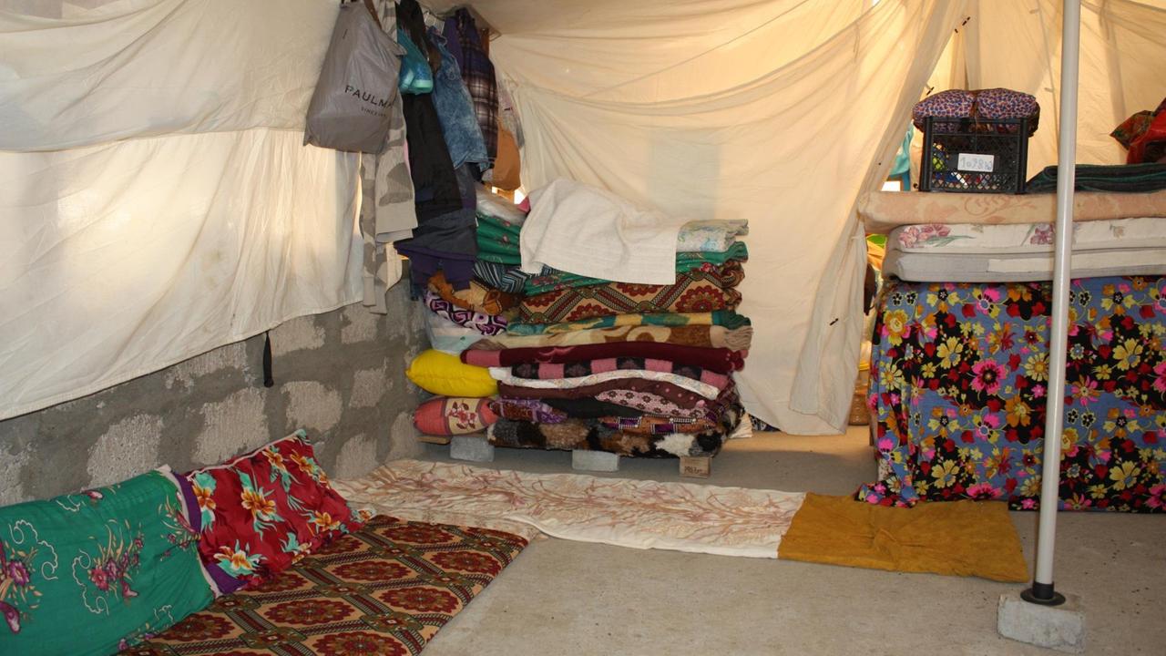Ein typisches Zelt in einem Flüchtlingslager nahe der nordirakischen Stadt Dohuk.